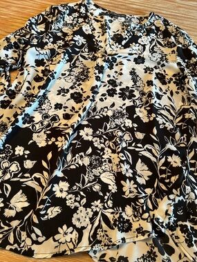Adrianna Papell Black and White Floral V-Neck Top